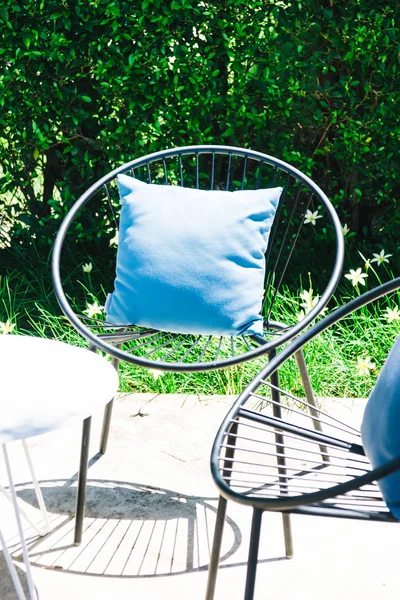Pátio com travesseiro na cadeira e mesa set — Fotografia de Stock