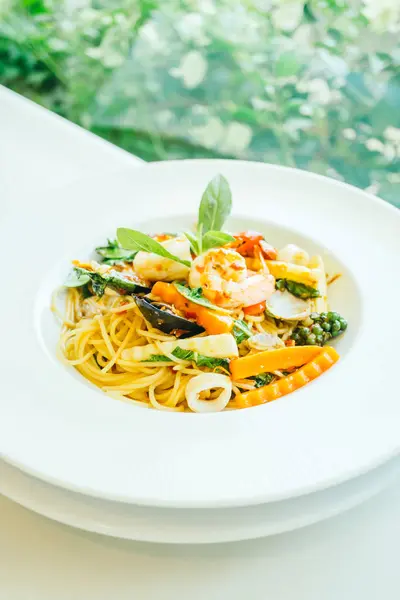 Baharatlı deniz mahsulleri spagetti veya beyaz tabak makarna