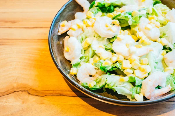 Sebze salatası ile taze karides 