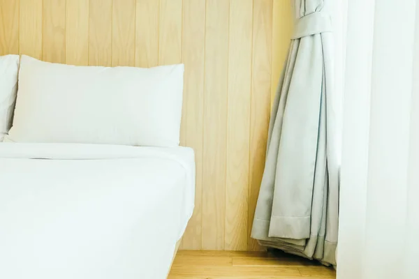 Pernă albă pe pat — Fotografie, imagine de stoc