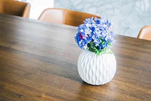 Florero en la mesa — Foto de Stock