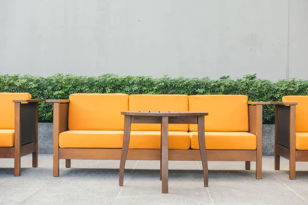 Деревянный диван и стул — стоковое фото