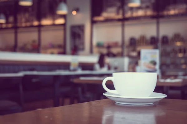 Café con leche caliente en taza blanca en la mesa en el restaurante y la cafetería —  Fotos de Stock