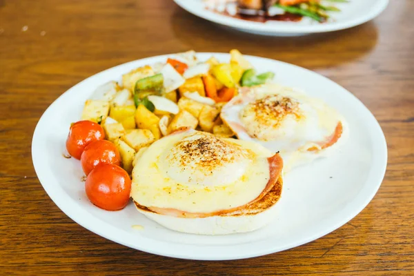 Sebze kahvaltı için yumurta benedict