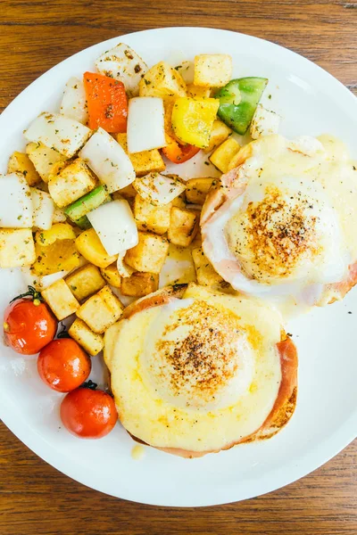 Egg benedict with vegetable for breakfast — Stock Photo, Image