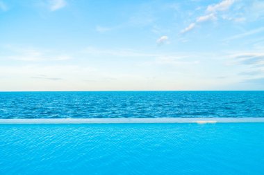 Mavi gökyüzü üzerinde deniz ve okyanus manzaralı sonsuzluk Yüzme Havuzu