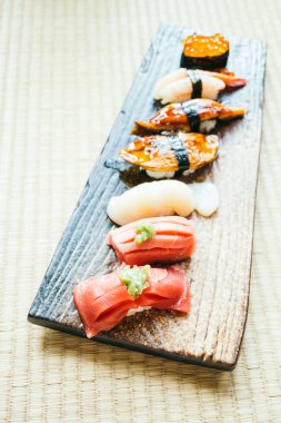 Ham ve taze nigiri suşi roll