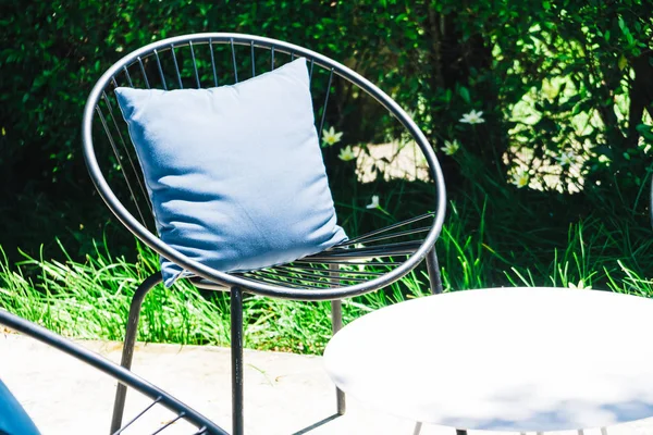 Yastık ile veranda sandalye ve masa ayarla