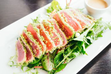 ton balıklı salata beyaz plaka