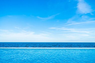 Mavi gökyüzü üzerinde deniz ve okyanus manzaralı sonsuzluk Yüzme Havuzu