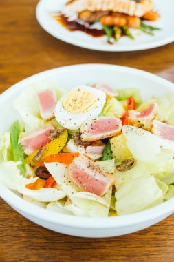 Ton balığı et ve yumurta sebze salatası ile