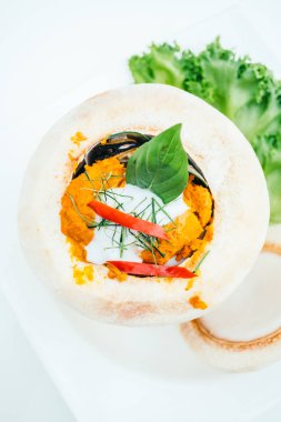 Buharda pişirilmiş köri Balık ve Hindistan cevizi içinde karışık deniz ürünleri