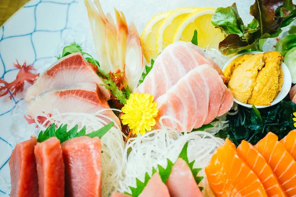 Сире і свіже сашимі рибне м'ясо — стокове фото