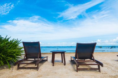 Sahildeki boş sandalye.