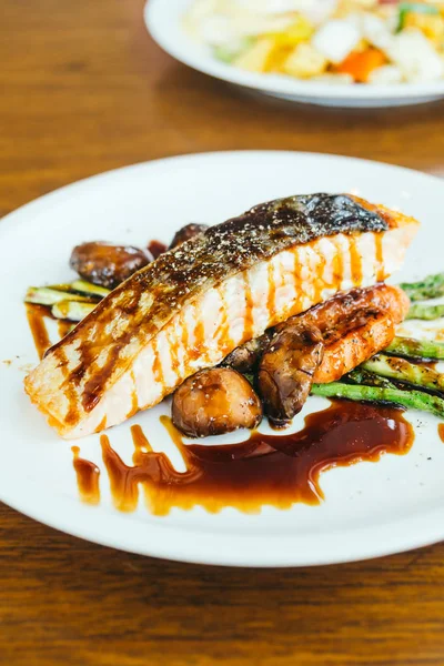 Стейк филе лосося на гриле с овощами — стоковое фото