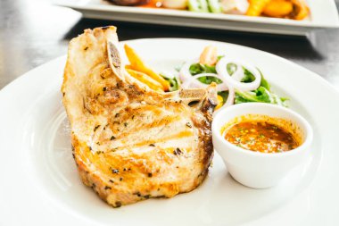 Izgara domuz eti et biftek