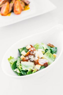 Sezar salatası beyaz kase