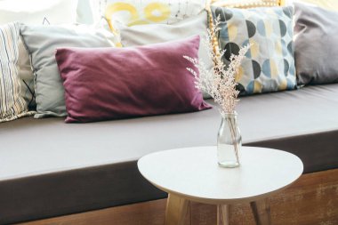 çiçek vazo yastık ve Kanepeli tablo dekorasyon