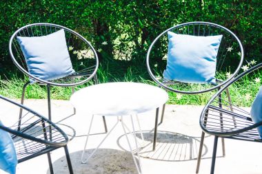 Yastık ile veranda sandalye ve masa ayarla