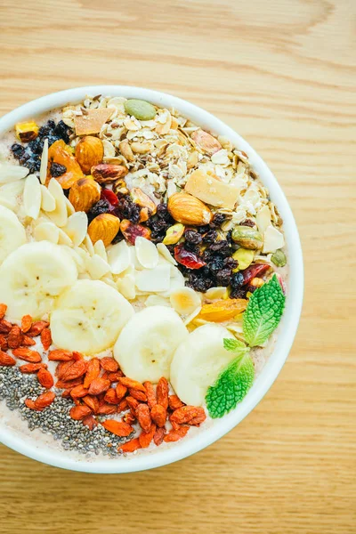 Blandad frukt med müsli och granola — Stockfoto