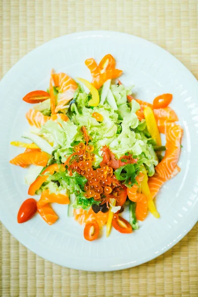 Beyaz tabak içinde somon salata