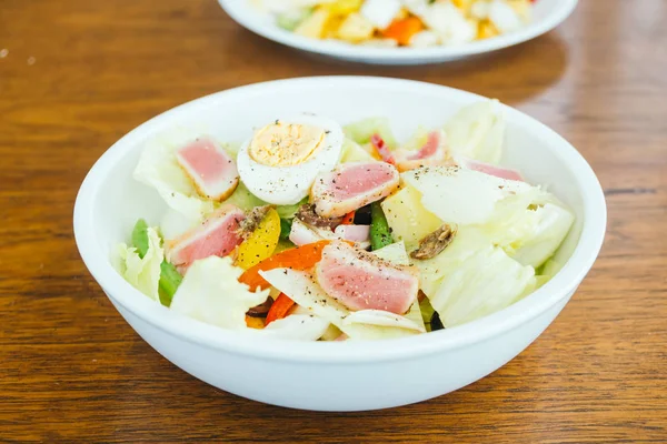 참치 고기 및 야채 샐러드와 계란 — 스톡 사진