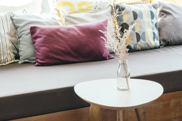 çiçek vazo yastık ve Kanepeli tablo dekorasyon