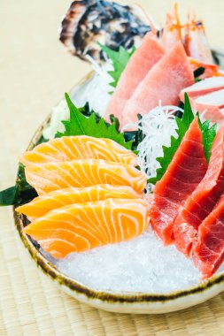 Ham ve taze somon balığı ve diğer sashimi Balık eti