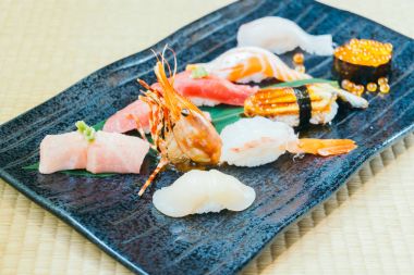 Ham ve taze somon balığı karides ve diğer suşi