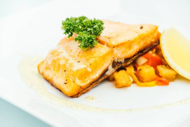Beyaz tabak içinde somon steak