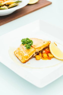 Beyaz tabak içinde somon steak