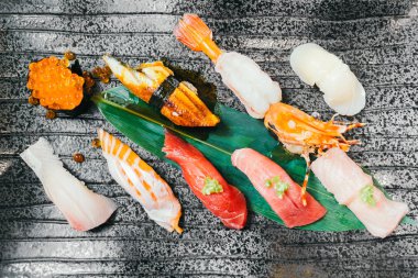 Ham ve taze somon balığı karides ve diğer suşi