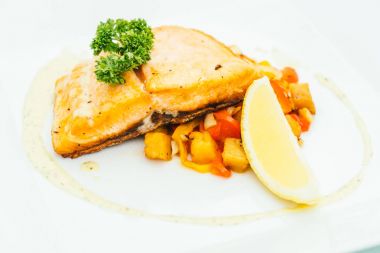 Beyaz tabak içinde somon steak