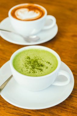 Sıcak yeşil matcha latte beyaz Kupası