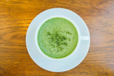 Sıcak yeşil matcha latte beyaz Kupası