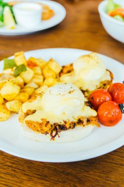 Yumurta benedict beyaz plaka