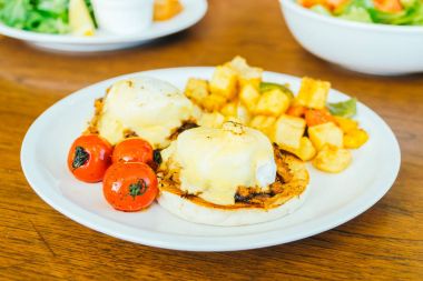 Yumurta benedict beyaz plaka