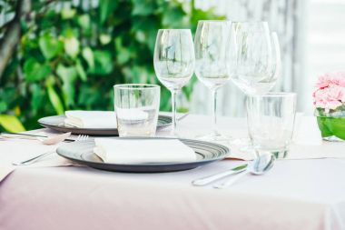 Romantik yemek masası Şarap kadehi ile ayar ve diğer