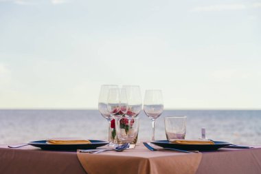 Romantik yemek masası Şarap kadehi ile ayar ve diğer