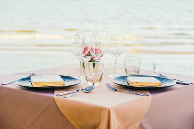 Romantik yemek masası Şarap kadehi ile ayar ve diğer