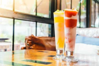 Çilek smoothies cam içme buz