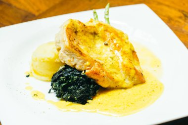 Sebzeli ızgara tavuk göğsü biftek