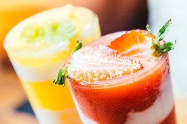 Çilek smoothies cam içme buz