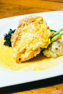 Sebzeli ızgara tavuk göğsü biftek