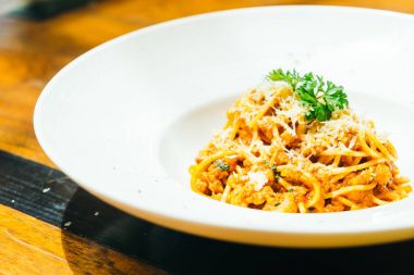 Spagetti veya makarna bolognese beyaz plaka