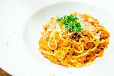 Spagetti veya makarna bolognese beyaz plaka