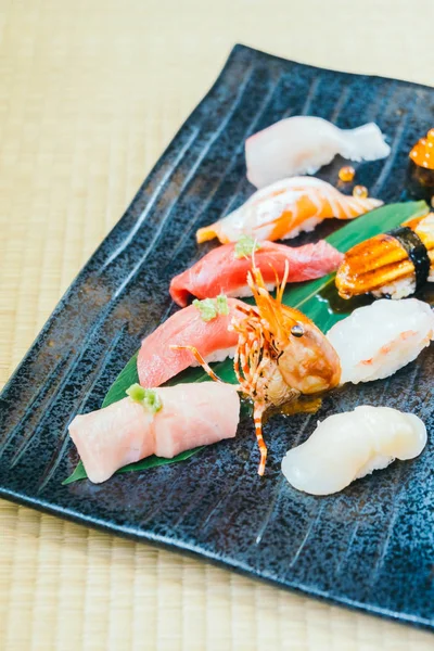 Ham ve taze somon balığı karides ve diğer suşi