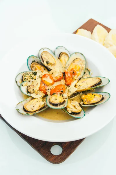 Beyaz şarap soslu buğulanmış midye