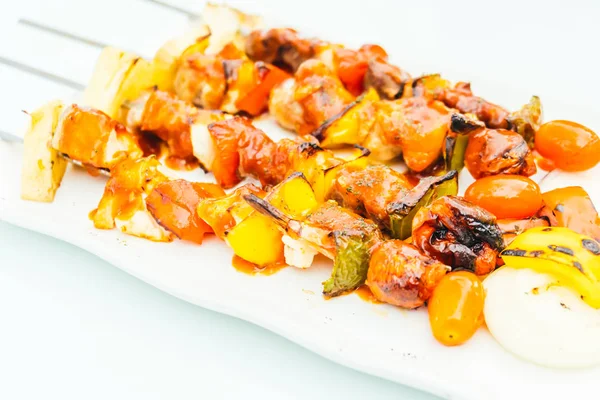 Barbekü et sopa beyaz plaka ızgara