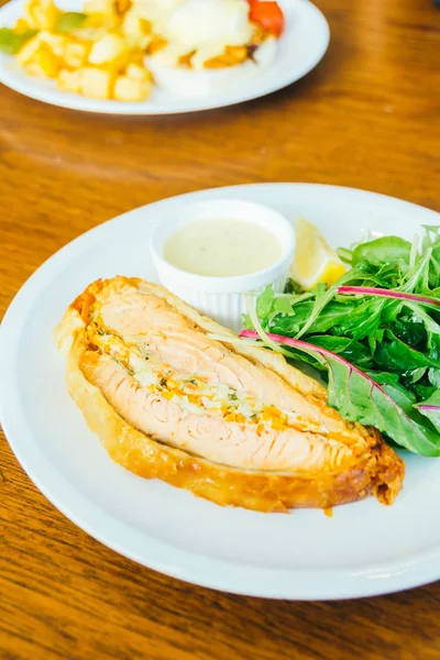 Bistecca di salmone in piatto bianco — Foto Stock